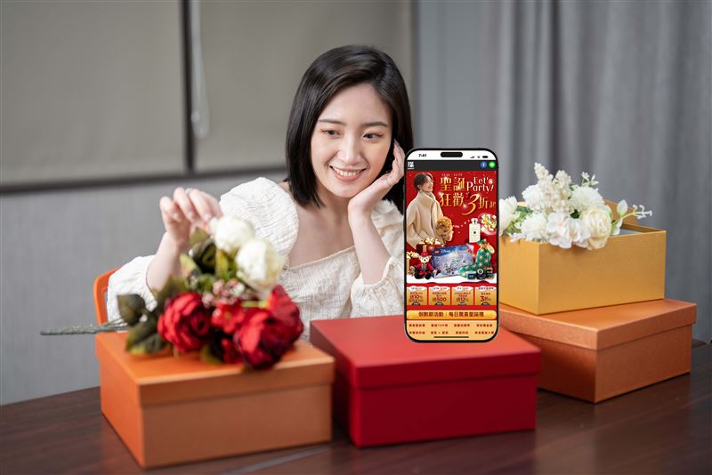 Yahoo購物「聖誕狂歡祭」祭出小資精品COACH、Longchamp、agnes b.最低下殺25折，宣布攜手星巴克推出官方旗艦店，12月31日前耶誕質感新品85折起、年終感恩市集商品最低6折。（圖／品牌業者提供）