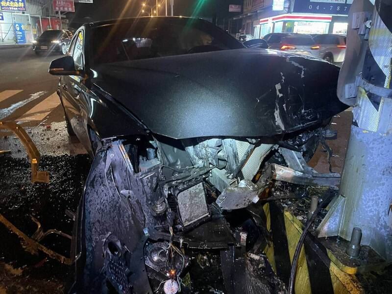 BMW轎車車頭嚴重凹陷毀損。(圖/翻攝畫面)