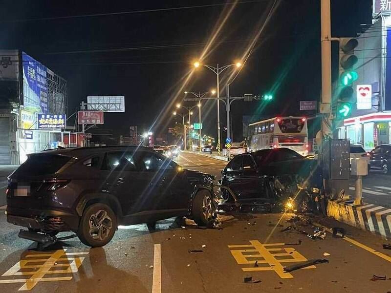 BMW轎車突然衝撞上中央分隔島,隨後又撞上休旅車。(圖/翻攝畫面)