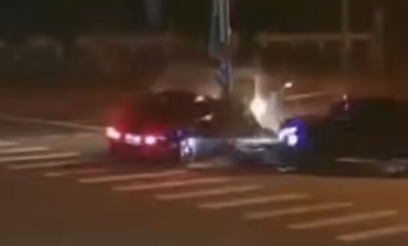 BMW轎車因不明原因衝撞分隔島。(圖/翻攝畫面)