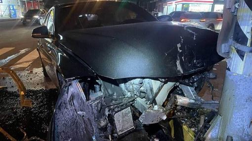 300萬BMW新車「衝撞分隔島」車頭全爛了