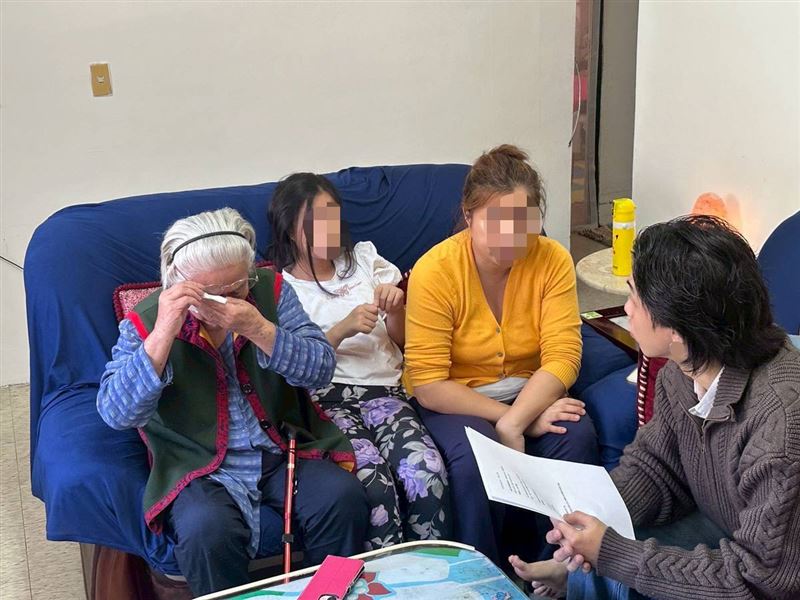 「我真的撐不下去了！」丈夫中風、婆婆洗腎，阿雲擔起重任，清晨六點出門打工養一家五口，面臨崩潰邊緣。（圖／翻攝自《愛的延續》公益協會臉書）