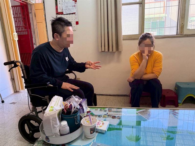 「我真的撐不下去了！」丈夫中風、婆婆洗腎，阿雲擔起重任，清晨六點出門打工養一家五口，面臨崩潰邊緣。（圖／翻攝自《愛的延續》公益協會臉書）