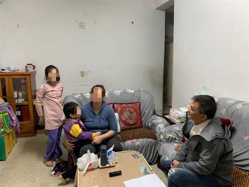 「我真的撐不下去了！」丈夫中風、婆婆洗腎，阿雲擔起重任，清晨六點出門打工養一家五口，面臨崩潰邊緣。（圖／翻攝自《愛的延續》公益協會臉書）