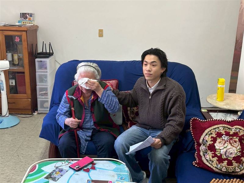 「我真的撐不下去了！」丈夫中風、婆婆洗腎，阿雲擔起重任，清晨六點出門打工養一家五口，面臨崩潰邊緣。（圖／翻攝自《愛的延續》公益協會臉書）