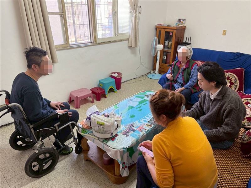 「我真的撐不下去了！」丈夫中風、婆婆洗腎，阿雲擔起重任，清晨六點出門打工養一家五口，面臨崩潰邊緣。（圖／翻攝自《愛的延續》公益協會臉書）