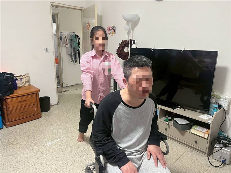 「我真的撐不下去了！」丈夫中風、婆婆洗腎，阿雲擔起重任，清晨六點出門打工養一家五口，面臨崩潰邊緣。圖為阿峰10歲女兒乖巧懂事照顧爸爸。（圖／翻攝自《愛的延續》公益協會臉書）