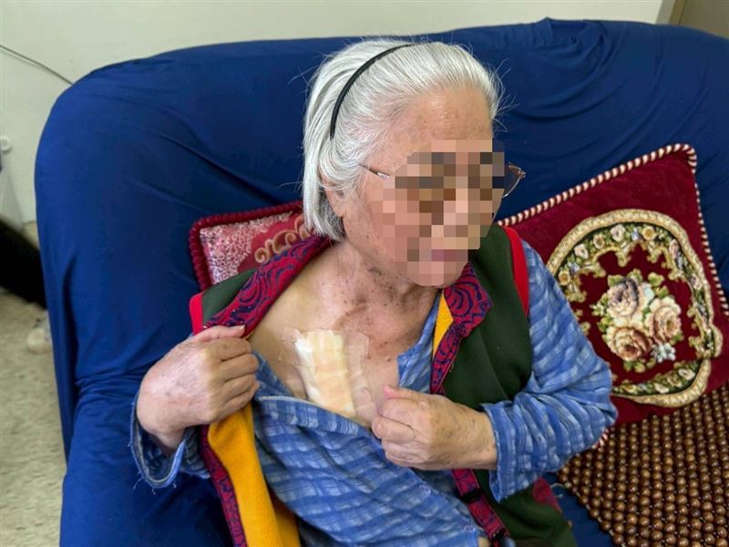 「我真的撐不下去了！」丈夫中風、婆婆洗腎，阿雲擔起重任，清晨六點出門打工養一家五口，面臨崩潰邊緣。圖為阿雲婆婆無奈自己生命拖累兒子。（圖／翻攝自《愛的延續》公益協會臉書）