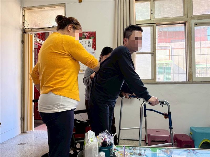 「我真的撐不下去了！」丈夫中風、婆婆洗腎，阿雲擔起重任，清晨六點出門打工養一家五口，面臨崩潰邊緣。圖為阿雲幫助丈夫阿峰復健。（圖／翻攝自《愛的延續》公益協會臉書）