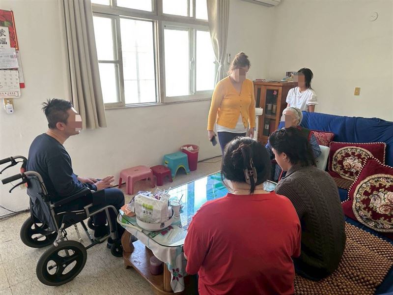 「我真的撐不下去了！」丈夫中風、婆婆洗腎，阿雲擔起重任，清晨六點出門打工養一家五口，面臨崩潰邊緣。（圖／翻攝自《愛的延續》公益協會臉書）