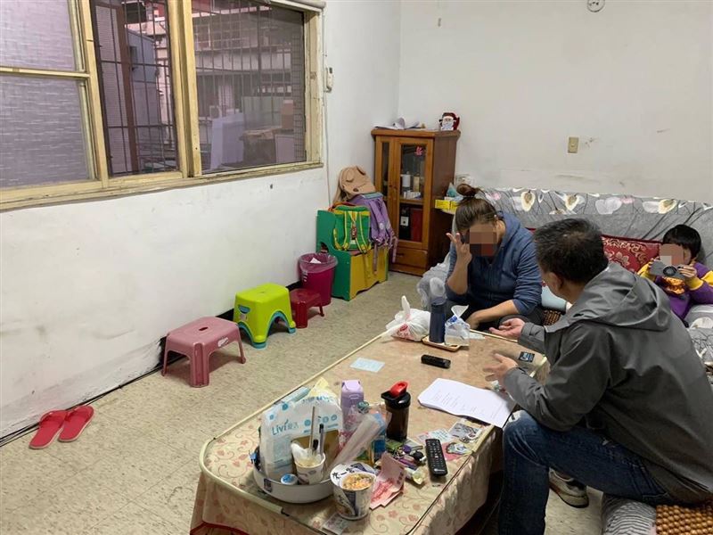 「我真的撐不下去了！」丈夫中風、婆婆洗腎，阿雲擔起重任，清晨六點出門打工養一家五口，面臨崩潰邊緣。（圖／翻攝自《愛的延續》公益協會臉書）