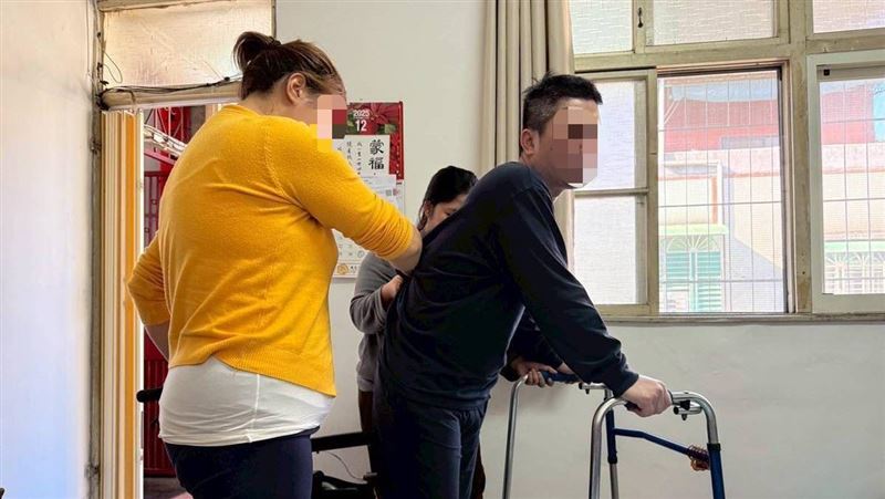 夫中風、婆婆洗腎　她打工養家面臨崩潰