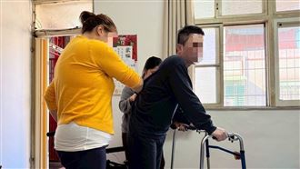 夫中風、婆婆洗腎　她打工養家面臨崩潰