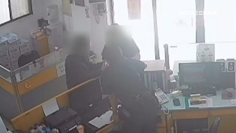 韓國籍情侶慌張走進派出所