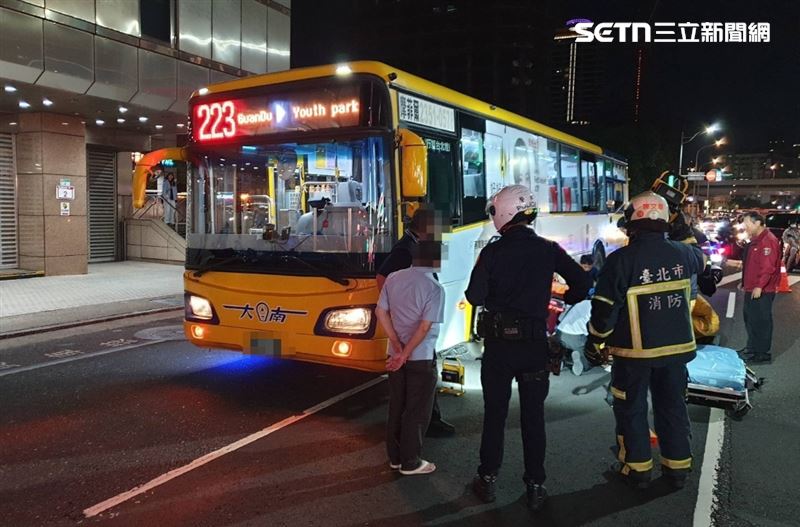 台北市中正區發生公車車禍，74歲徐姓婦人騎單車過馬路被捲入車底，無生命跡象送醫不治。（圖／翻攝畫面）