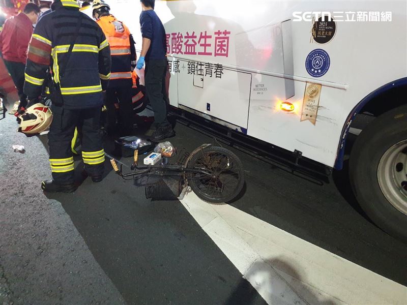 台北市中正區發生公車車禍，74歲徐姓婦人騎單車過馬路被捲入車底，無生命跡象送醫不治。（圖／翻攝畫面）