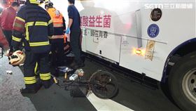 公車,車禍,台北,單車,命危,女騎士,婦人（圖／翻攝畫面）