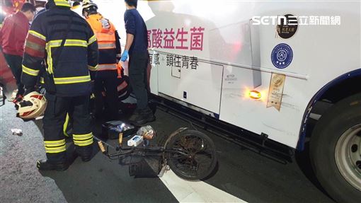 新／台北公車右轉輾人！七旬婦捲車底命危