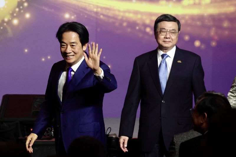 總統賴清德（左）與行政院長卓榮泰（右）16日在台北出席台灣社會福利總盟聯合感恩餐會，總統致詞時以播放影片方式籲請立法院即刻撤回爭議法案