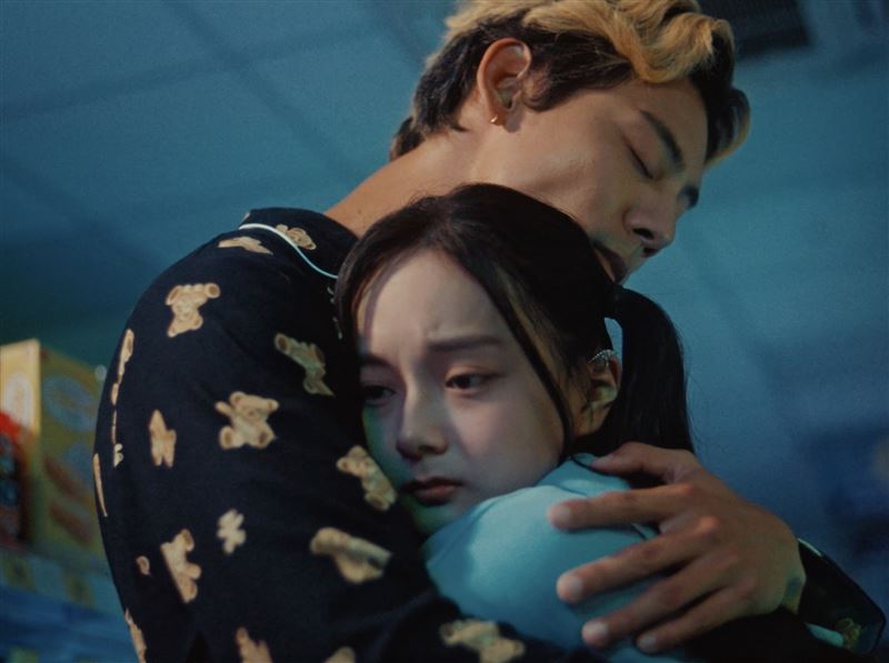 icyball冰球樂團〈不在乎〉MV邀請各務孝太、邵奕玫演出。（圖／何樂音樂提供）