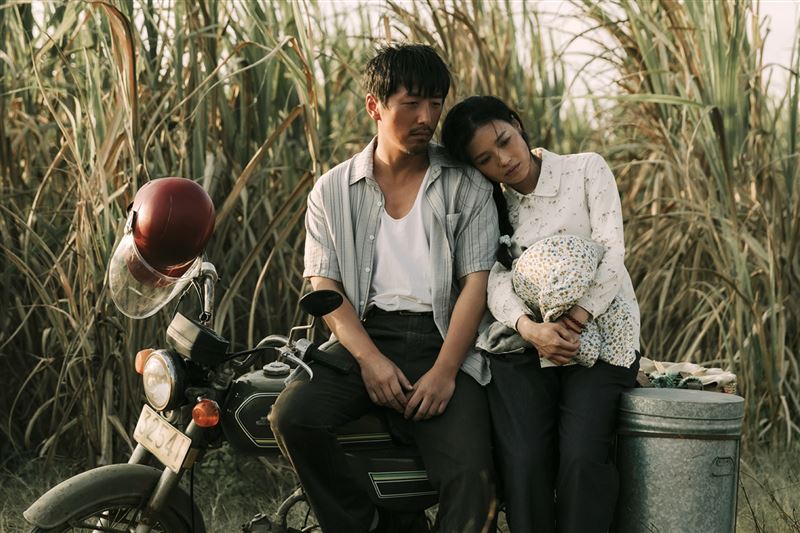 舒淇(右)與白客(左)在片中詮釋嶺南農村中的夫婦。(圖/采昌國際多媒體 提供)