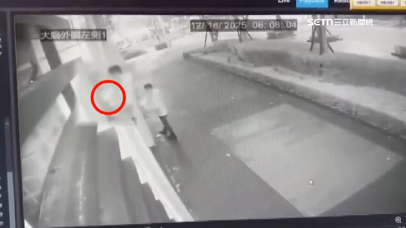 清晨一名男子握著一疊海報在牆壁四周、玻璃到處貼