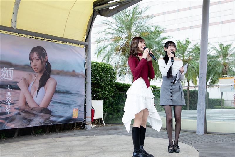 伊品（右）擔任蔡亞恩（左）簽書會主持人。（圖／好言娛樂提供）