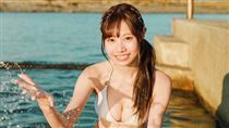 25歲女團成員脫了　純白比基尼春光全洩