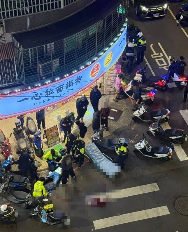 陳男與席男因走路碰撞起口角,遭席男持摺疊刀猛刺,當場血流如注。(圖/翻攝自我是板橋人臉書)