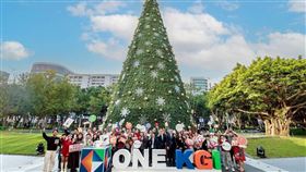 凱基金控聖誕公益市集16日登場，攜手37家在地團隊，打造今年最溫暖的市集活動，凱基金控董事長王銘陽(圖右八)、凱基金控總經理楊文鈞(圖右七) 、凱基人壽總經理郭瑜玲(圖右九) 、凱基銀行總經理林素真(圖右六) 、凱基金控執行副總顏志堅(圖右十)與資深同仁及地方創生夥伴，齊聚聖誕公益市集，共同展現支持公益的行動力。 （圖／凱基金控）