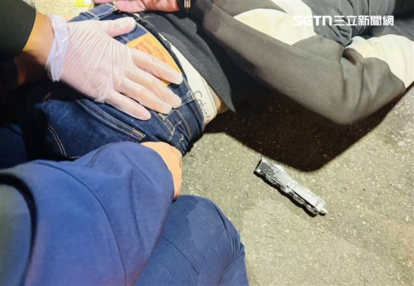 員警正好在附近路口處理車禍,聽到聲響後立即到場壓制席男。(圖/翻攝畫面)