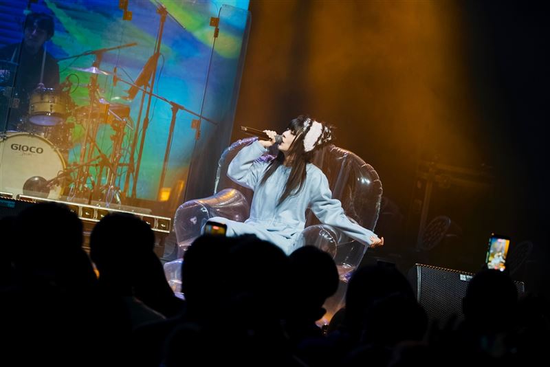 白安將為此次演唱會訂製的「星期八幻彩DJ台」以及空氣沙發,原汁原味帶往北京、上海。(圖/相信音樂提供)