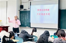 金開文以實務案例說明殯葬業溝通核心，勉勵學生以專業與同理心面對服務對象。(圖/台南護專提供)