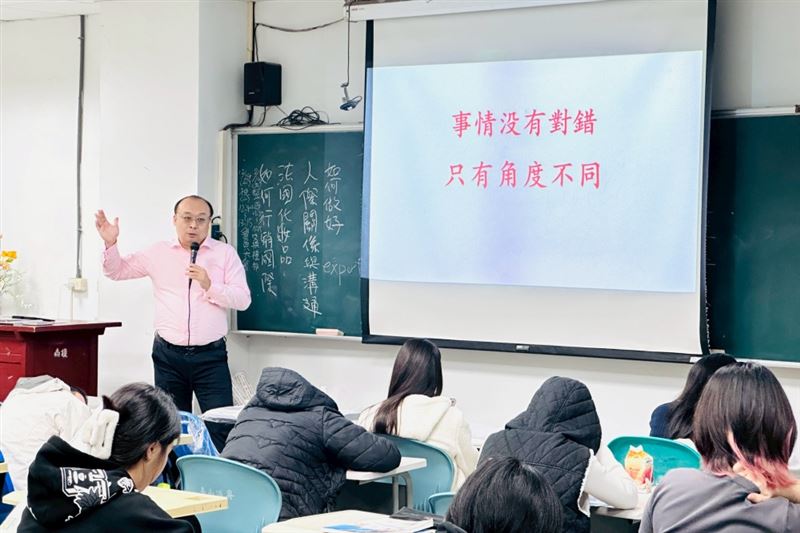 金開文以實務案例說明殯葬業溝通核心，勉勵學生以專業與同理心面對服務對象。(圖/台南護專提供)