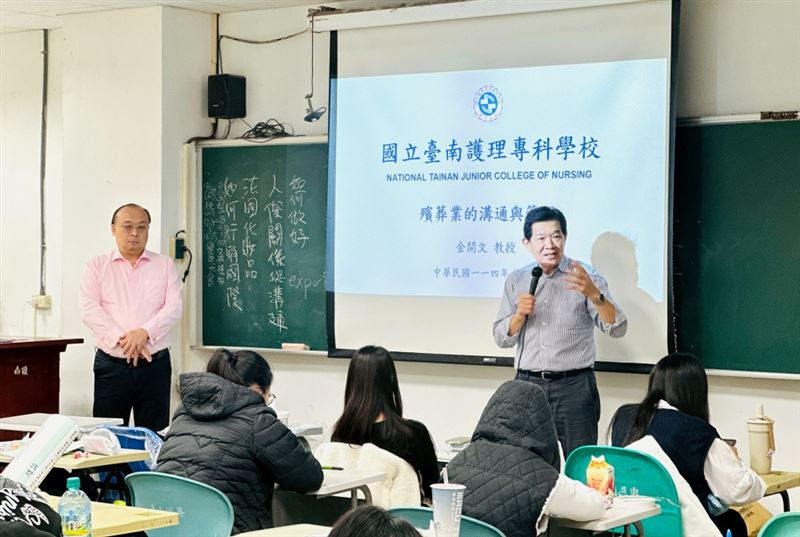 台南護理專科學校化妝品應用科邀請熹樂集團創辦人金開文（左）蒞校演講，台南護專總務長江明翰（右）出席與會。(圖/台南護專提供)