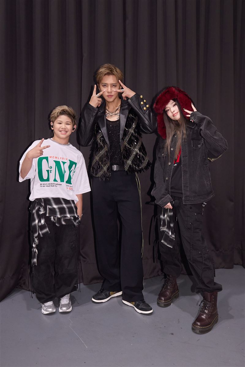 NANA(左)、粼粼(右)擔任羅志祥(中)演唱會暖場嘉賓。(圖/開心果娛樂提供)