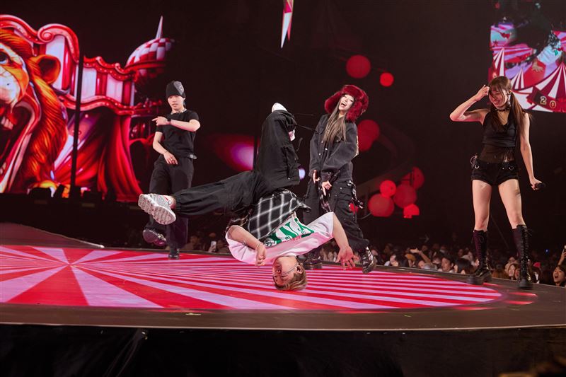 NANA大秀頭轉,全場歡呼連連。(圖/開心果娛樂提供)