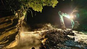 傳出觀光客太多影響到當地水利工程進度，村長今率怪手挖掉芃芃野溪溫泉擋牆，現在完全都是冷水了。(圖／翻攝自台灣溫泉探勘網粉專)