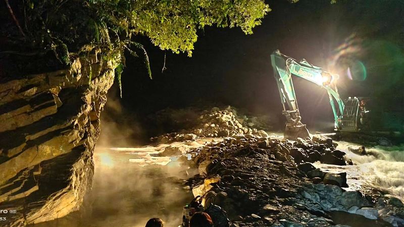 傳出觀光客太多影響到當地水利工程進度,村長今率怪手挖掉芃芃野溪溫泉擋牆,現在完全都是冷水了。(圖/翻攝自台灣溫泉探勘網臉書社團)