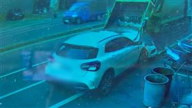 台南安平發生酒駕撞死清潔員的不幸事故，肇事男子喝了一整夜，被救出時竟還聲稱自己沒有開車。（圖／翻攝自台南式臉書）