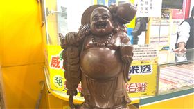 2.17億元大樂透頭獎昨（16）日晚間在桃園龍潭「一直發彩券行」開出，一人獨得。老闆溫先生將好運歸功於長期熱心公益及土地公保佑，計畫放鞭炮慶祝並向土地公還願。店內供奉彌勒佛，吸引不少包牌客光顧。（圖／「一直發彩券行」提供）