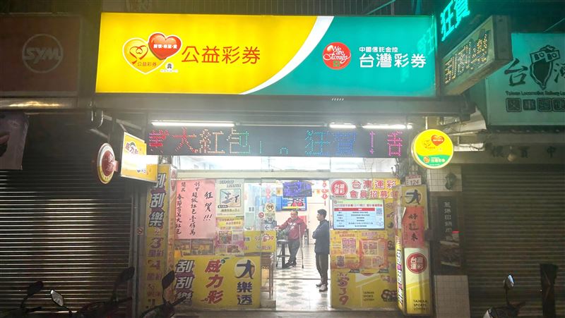 2.17億元大樂透頭獎昨(16)日晚間在桃園龍潭「一直發彩券行」開出,一人獨得。老闆溫先生將好運歸功於長期熱心公益及土地公保佑,計畫放鞭炮慶祝並向土地公還願。店內供奉彌勒佛,吸引不少包牌客光顧。(圖/「一直發彩券行」提供)