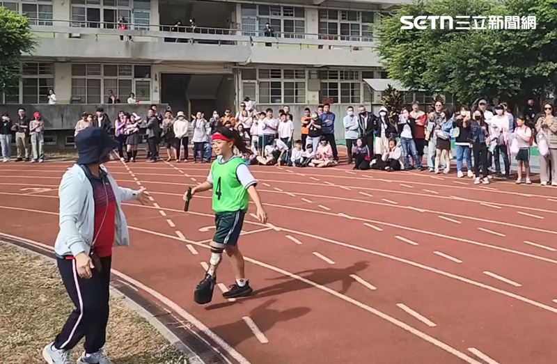 宥萱天生缺少左膝蓋骨,為了完成參加運動會的夢想,她穿上鐵鞋支架賣力奔跑。(圖/四張犁國小提供)