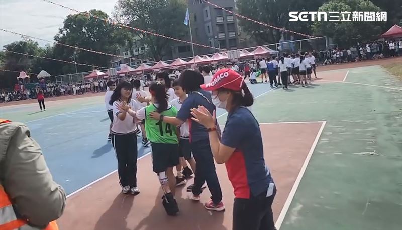 同班師生將最後一棒的重責大任交給宥萱,看到她順利完賽,感動得擊掌慶祝。(圖/四張犁國小提供)