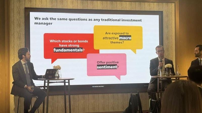 AI時代來臨，投資決策模式大翻轉！貝萊德系統化投資專家指出，AI能分析網紅貼文、招聘廣告等另類數據，挖掘超額報酬。投資不再是黑盒子，而是人機協作的「透明盒子」。AI如飛機自動駕駛儀，提升投資效率與安全性，人類機師則負責應對危機。善用AI，散戶也能掌握投資先機，穩健獲利。（圖／記者師瑞德攝影）