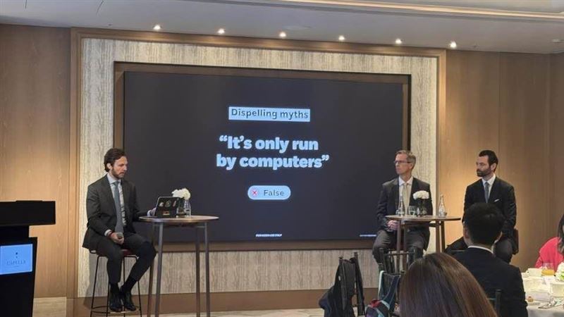 AI時代來臨，投資決策模式大翻轉！貝萊德系統化投資專家指出，AI能分析網紅貼文、招聘廣告等另類數據，挖掘超額報酬。投資不再是黑盒子，而是人機協作的「透明盒子」。AI如飛機自動駕駛儀，提升投資效率與安全性，人類機師則負責應對危機。善用AI，散戶也能掌握投資先機，穩健獲利。（圖／記者師瑞德攝影）