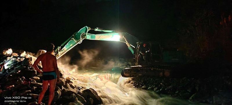 泡湯客車亂停擋住工程車沒辦法進出,影響到當地水利進度,村長氣炸率怪手挖掉芃芃野溪溫泉。(圖/翻攝自台灣溫泉探勘網臉書社團)