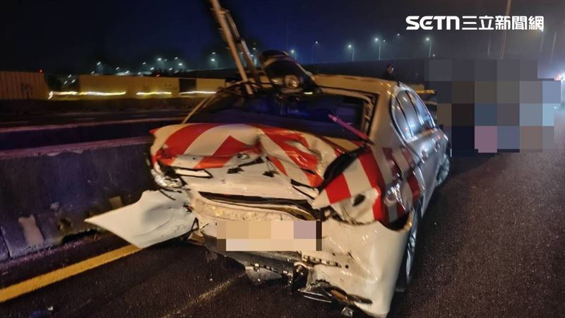 國道「紅斑馬」遭慘撞!車尾潰縮1人送醫