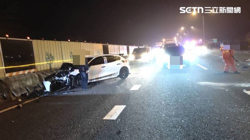 國道警察大隊編號483巡邏車，今天（17日）凌晨，在國道1號南向317.5公里處遭撞。（圖／翻攝畫面）