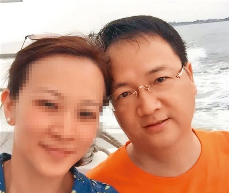 命理大師江柏樂(右)和小16歲的妻子雯雯(左)結婚多年,遭地產大亨王廣德爆料自己曾和雯雯有一段10年爺孫戀。(翻攝自江柏樂臉書)
